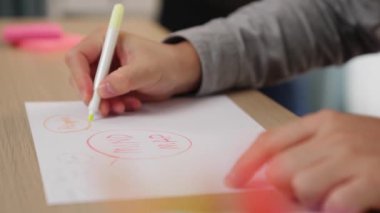 Yavaş çekim kapanış çalışanı stratejik pazarlama planı yapıyor ve toplantı odasındaki ofis masasına renkli yapışkan notlarla zihin haritası yapıyor. Değiştirilmiş