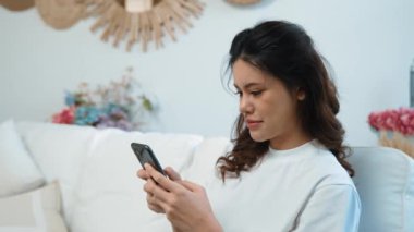 Genç bir kadın internet üzerinden alışveriş yapmak için internet üzerinden internet üzerinden internet üzerinden alışveriş yapıyor. Modern ve konforlu çevrimiçi alımlar güvenli ve uygun alışverişleri sağlar.