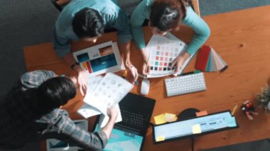 Ekip toplantısına katılıp fikir hakkında konuşurken proje yöneticisinin yazma fikrinin en üst görüntüsü. Renk paletine bakarken ve kağıda fikir yazarken profesyonel tasarımcı logosu. Sempozyum.