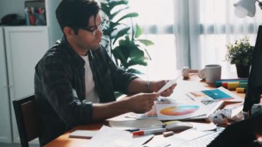 Profesyonel tasarımcı paletler ve buruşuk kağıtlar üzerinde çalışıyor. Yetenekli bir iş adamının toplantı masasında uyurken fikri tükenir. Proje yöneticisi kağıtları buruşturup attı. Sempozyum.