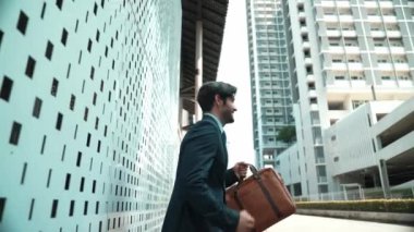 Şehir caddesinde yürürken neşeyle dans eden yetenekli bir iş adamı. Proje yöneticisi iyi haberler alır, terfi alır, başarılı bir iş bulur ve coşkuyu ifade eder. Sevinçli..