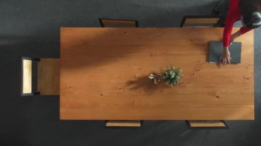 Yetenekli bir iş adamı ve proje yöneticisi toplantı masasında oturuyor. Akıllı iş kadını dizüstü bilgisayarı açar ve iş arkadaşıyla toplantı odasında çalışmaya başlar. Cemaat.