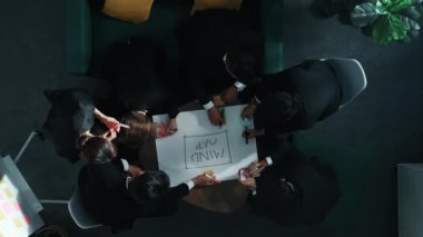 Çeşitli iş adamlarının zaman aşımına uğramış fikirleri kağıda yazması ya da paylaşması. Yapışkan notlar ve çizgiler kullanarak yetenekli iş adamlarının beyin fırtınası fikrine tepeden aşağı bakış açısı. Takım çalışması. Müdürlük.