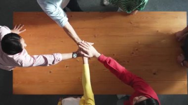 Mutlu bir başlangıç için insanlar el ele tutuşup el ele tutuşarak işbirliğini kutluyor ve satışları artırıyor ya da takım çalışmasını ve birlikteliği teşvik ediyor. Cemaat.