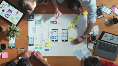 Geliştirici ekibinin Ux Ui tasarımı fikrini zihin haritası kullanarak zaman aşımı ile paylaşması. İş adamlarının beyin fırtınası yapmak ya da cep telefonu arayüzü uygulamasını planlamak için birlikte çalışmalarına tepeden tırnağa bakmak. Kapatın. Cemaat.