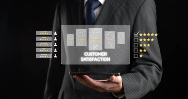 İş adamı müşteri memnuniyet değerlendirmesi verilerini analiz eder ve hizmet kalitesini artırmaya çalışır. Müşteri memnuniyeti ve sadakatini arttırmak için koz değerlendirmeleri. EIDE