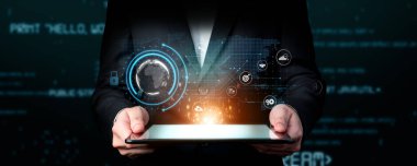 İş adamı, tahmin edilen büyük veri modellerinden gerçek zamanlı analizlere uzanan eğilimleri ve görüşleri ortaya çıkarmak için veri analizlerini derinlemesine inceleyerek, veri güdümlü kararların analitik endüstrileri nasıl ileri götürdüğünü öğrenir Faas