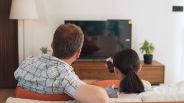 Büyükbaba ve torun birlikte TV 'de ilginç bir eğlence medyası izliyorlar. Eski üst düzey kullanım teknolojisi, genç nesil çapraz nesil ile iletişim kurarak aile bağlarını güçlendiriyor. Uyumsuzluk.