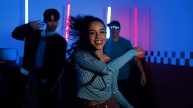Kameranın önünde dans eden yetenekli break dansçı farklı arkadaşları pop ya da hip hop müziği dinlemek için arkada dans ediyor. Çekici performans ekibi kameraya doğru hareketli hareketler sergiliyor. Mutluluk.