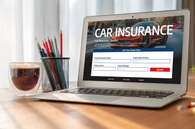 Araba sigortası internet sitesi, arabanızın hasarının rahat olduğundan emin olmak için ekranda.