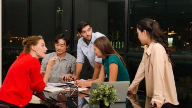 Ofiste yeni bir iş kurma projesi hakkında yetenekli bir takım tartışması. Bir grup iş adamı gece ofisinde gökdelenle konuşuyor, anlatıyor, paylaşıyor, pazarlama fikrini tartışıyor. İzleme