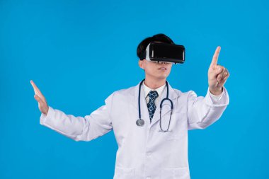 Stetoskoplu bir doktor, VR kulaklık kullanarak mavi zemin üzerinde 3 boyutlu hologram sağlık uygulaması ve tıbbi teknolojinin yenilikçi poster materyali tasarımı kullanıyor. Entrika.