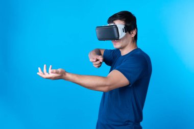 VR takan akıllı oyuncu metaevren dünyasına dönüyor, silah avcılığı oynuyor, mavi arka planda zafer hayvan avcılığı yapan fütüristik teknoloji hologramına bağlanıyor, sanal gerçeklik. Entrika.