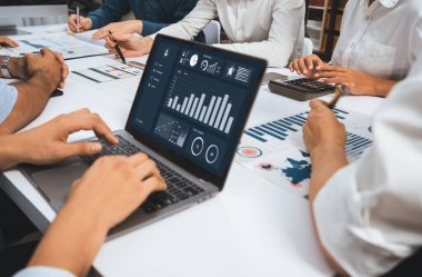 Analist ekibi, mali verileri analiz etmek için BI Fintech ekran dizüstünü kullanıyor. İş adamları BI yazılım teknolojisi torpido gücünün ticari pazarlama planlamasında kullanılacak gücü analiz ediyor. Tedbirli