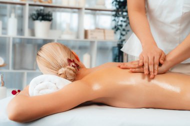 Kafkasyalı kadın müşteri stres önleyici spa masajının keyfini çıkarıyor ve lüks otel ya da oteldeki gündüz açık ortam güzellik salonunda güzellik teniyle eğleniyor. Sessiz.