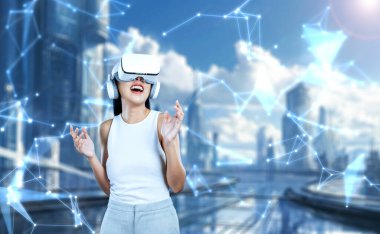 Kadın standı beyaz VR kulaklık takıyor ve beyaz kolsuz bağlantı metaverse, gelecekteki teknoloji siber uzay topluluğu yaratıyor. Etrafına bakıyor ve meta 'da fantezi inşa etmekten zevk alıyor. Halüsinasyon.