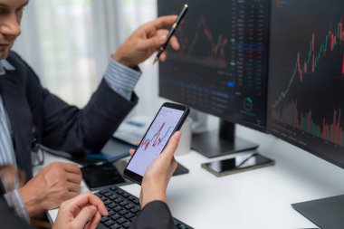 İki iş adamının internet sitesindeki dinamik borsa tartışmalarıyla telefona odaklanmak, modern ofisteki risk verilerine uygulanan gerçek zamanlı döviz kuru yatırımıyla karşılaştırılacak. Varsayım.