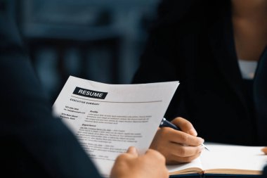 İnsan Kaynakları Müdürü sorgu odasında çalışan bir adayın özgeçmişine bakıyor. İş başvurusu, işe alım ve işçi alma konsepti. uds