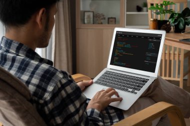 Model uygulama ve program kodlaması için bilgisayar ekranında yazılım geliştirme programlama