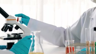 Laboratuvar araştırmacısı yeni bir ilaç geliştirir ya da tedavi eder. Laboratuvar tüpünde renkli kimyasal sıvı kullanır. Bilimsel veya kimya uzmanlığı ve laboratuvar ekipmanları ile sağlık hizmetlerinin teknolojik gelişimi. Katı.