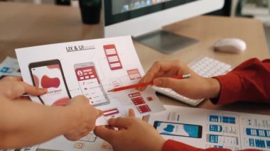 Mobil uygulama için kullanıcı arayüzü prototipini ofis çalışanlarına sunan harika bir şirket çalışanı. Kağıt üzerinde simge tasarımının UX UI tasarımı övgü fonksiyonu. Sinerjik