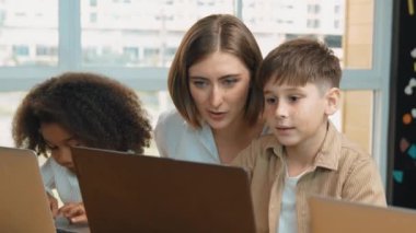 Sınıfta dizüstü bilgisayar kullanan zeki bir öğretmen. Profesyonel eğitmen, programlama mühendisliği kodunu açıkladı ya da eğitim ve öğrenim programı sırasında hızlı davrandı. Etkinlik.