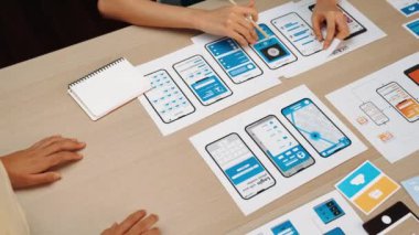 Mobil uygulama ya da web sitesi için kullanıcı arayüzü prototipi planlayan şirket çalışanlarının panorama videosu. UX UI tasarım beyin fırtınası kullanıcı dostu arayüz planı tasarlıyor. Sinerjik