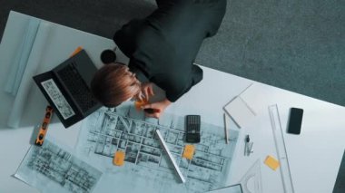 Yöneticinin proje planını ölçmek için cetvel kullanırken dizüstü bilgisayar ekranındaki inşaata baktığı en üst görünüm. Hava manzaralı mimar mühendisi yapıyı analiz ediyor ve planlıyor. Hizalama.