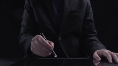 İş adamı, stratejik kararlar için değerli verileri çıkartarak arama motoru araştırması yapıyor. Kapsamlı araştırma ve SEO veri analizi için arama motorları kullanılıyor. Kullanıcı Kimliği