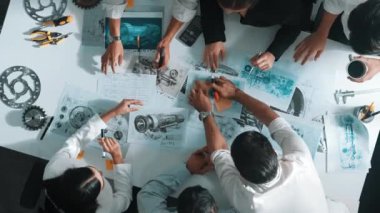 Türbin motor tasarımını gösteren ve hakkında konuşan yetenekli mühendisin en alt görüşü. Yetenekli tasarımcı veya teknisyen grubunun hava görüşü elektronik jeneratör inşaatını açıklıyor. Hizalama.