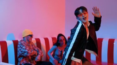 Asyalı bir adam pop müzikle dans ederken, çok kültürlü bir arkadaş evde ışık altında oturuyor. Çekici bir sokak dansçısı kameraya bakarken hip hop müzik dinliyor. Mutluluk.