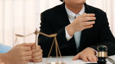 Avukat, hukuk bürosunda pazarlık yoluyla iş anlaşmazlığını çözmek için iki taraf arasında uzlaşma teklif ediyor. Yasal arabuluculuk ve çatışma çözme servisi. Ağır çekim. Katı.