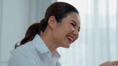 Genç bir kadın internet üzerinden alışveriş yapmak için internet üzerinden internet üzerinden internet üzerinden alışveriş yapıyor. Modern ve konforlu çevrimiçi alımlar güvenli ve uygun alışverişleri sağlar.