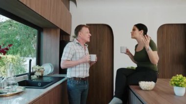 Sevimli yaşlı çift, ellerinde kahve fincanı tutarken mutlu bir şekilde güzel olaylardan ya da mutfaktaki haberlerden bahsediyorlar. Neşeli büyükbaba ve büyükannenin mutlu bir ilişkileri ve aileleri var. Uyumsuzluk.