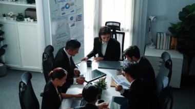 Toplantı odasındaki tabletin mali istatistik tablosuna bakan müdürün üst görüntüsü. Yatırım verilerini analiz etmek ve mali strateji planlamak için birlikte çalışan bir grup iş adamı. Müdürlük.