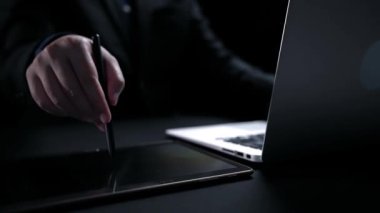 İş adamı küresel pazarlama ve finans konusunda uzmandır. Küresel pazarların karmaşıklığını, stratejileri ve pazarlama erişimini geliştirmek. Küresel finans ve pazarlama UUID 'sinde başarı