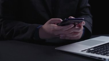 İş adamı siber güvenliğin özünü keşfeder. Siber koruma yöntemlerini, tehditleri derinlemesine araştır ve siber güvenlik duruşunu güçlendir. Siber güvenlik çağında UUID 'de gezinmek için gerekli