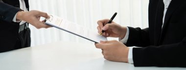 Şirket avukatının ya da hukuk bürosundaki avukat servisinin yardımıyla balyayla ilgili sözleşme imzalama belgesi. İşletme yatırımı ve yasal işlemlerin tamamlanması. Kurnaz.