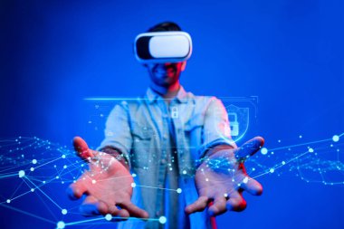 İş adamı siber güvenliğin özünü keşfeder. Siber koruma yöntemlerini, tehditleri derinlemesine araştır ve siber güvenlik duruşunu güçlendir. Siber Güvenlik Çağı FaaS 'ında yol almak için gerekli.