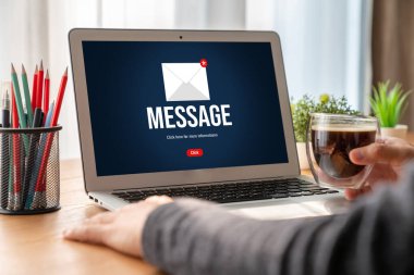 Bilgisayar ekranında rahatça görünen e-posta bildirim iletisi. Dijital pazarlama iletisi bilgi metni iş dünyasından müşteriye