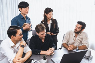 Bir grup farklı ofis çalışanı şirket ofis odasında stratejik iş pazarlama planlamasında birlikte çalışıyor. İş yeri konseptinde pozitif takım çalışması. Tedbirli