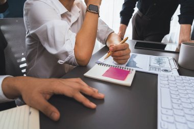 Veri analistleri ofis çalışanlarından oluşan bir ekip, mali, trend ve pazarlama verilerini analiz etmek için iş istihbaratı BI gösterge paneli üzerinde işbirliği yapmaktadır. BI yazılım kullanım sürücüsü iş başarısı. Tedbirli