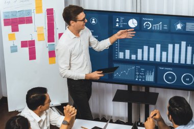Ofiste sunum ya da analist ekibiyle toplantı odasında mali verileri analiz etmek için BI Fintech 'i kullanmak. İş adamları stratejik planlama için TV ekranında BI gösterge panelini inceliyor.