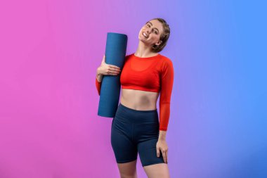 Vücut uzunluğunun tamamı atletik ve sportif genç bir kadının izole edilmiş arka planda egzersiz duruşu ile geçiyor. Sağlıklı aktif ve vücut bakımı yaşam tarzı.