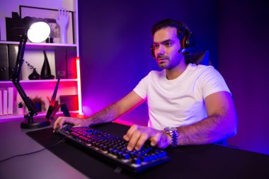 Ciddi yüz oyunları konsantrasyon oyuncuları misyonda geçmeye çalışan oyun oyuncuları, kulaklık ve mikrofonları kullanarak diğer insanları neon ışıklı stüdyo odasında canlı yayında iletişim kurmak için kullandılar. Tahmin et..