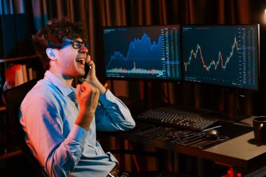 Başarılı bir iş adamı akıllı telefondan arıyor ve Neon Modern Ofis 'te gerçek zamanlı olarak küresel piyasada en yüksek karı elde ediyor. Dinamik borsa büyümesi kavramı. Toplayıcı.