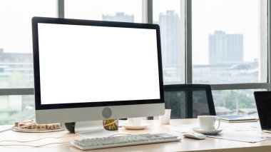 Tasarımınız için mod bilgisayardaki beyaz boş ekran monitör ekranında maket yapın