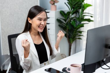 Genç Asyalı iş kadınının pazarlama çevrimiçi analiz hizmeti için elini kaldırarak çalışmasında, sosyal medya sitesinde kanal satış hedefini analiz etmede başarılı oldu. Taktik.