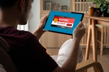 Bilgisayar ekranındaki virüs uyarısı mobil siber tehdit, hacker, bilgisayar virüsü ve kötü amaçlı yazılım tespit edildi