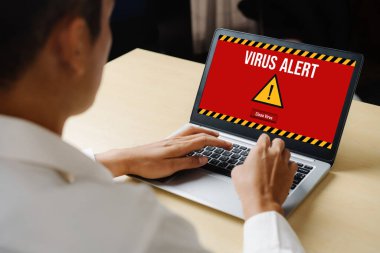 Bilgisayar ekranındaki virüs uyarısı mobil siber tehdit, hacker, bilgisayar virüsü ve kötü amaçlı yazılım tespit edildi